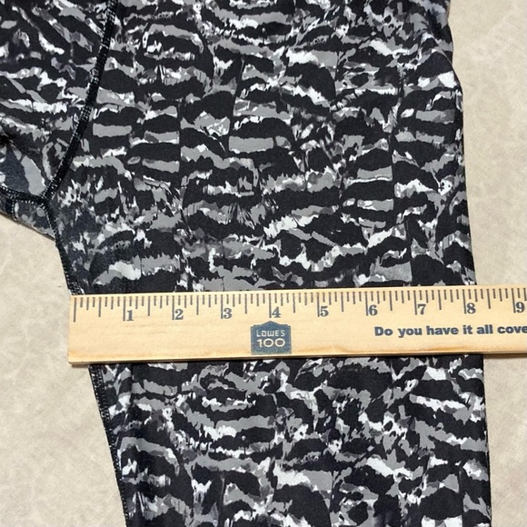 Fabletics Black and White Abstract Leggings - Picture 3 of 8